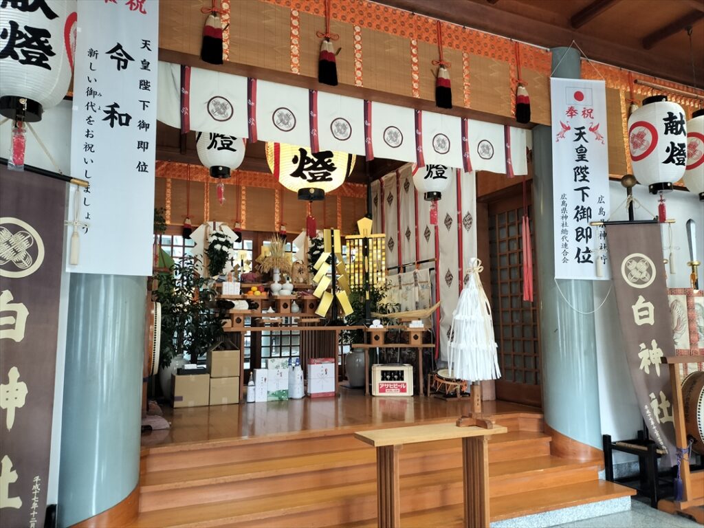 白神社の拝殿