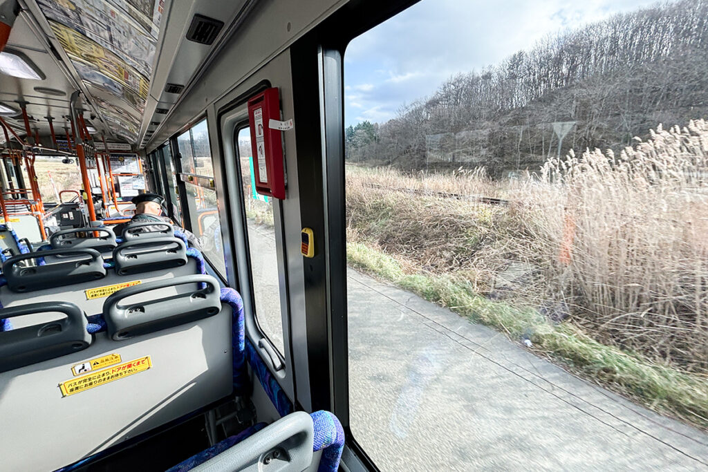 日勝線で移動中。鉄のレールがまだ残っている廃線跡を並走