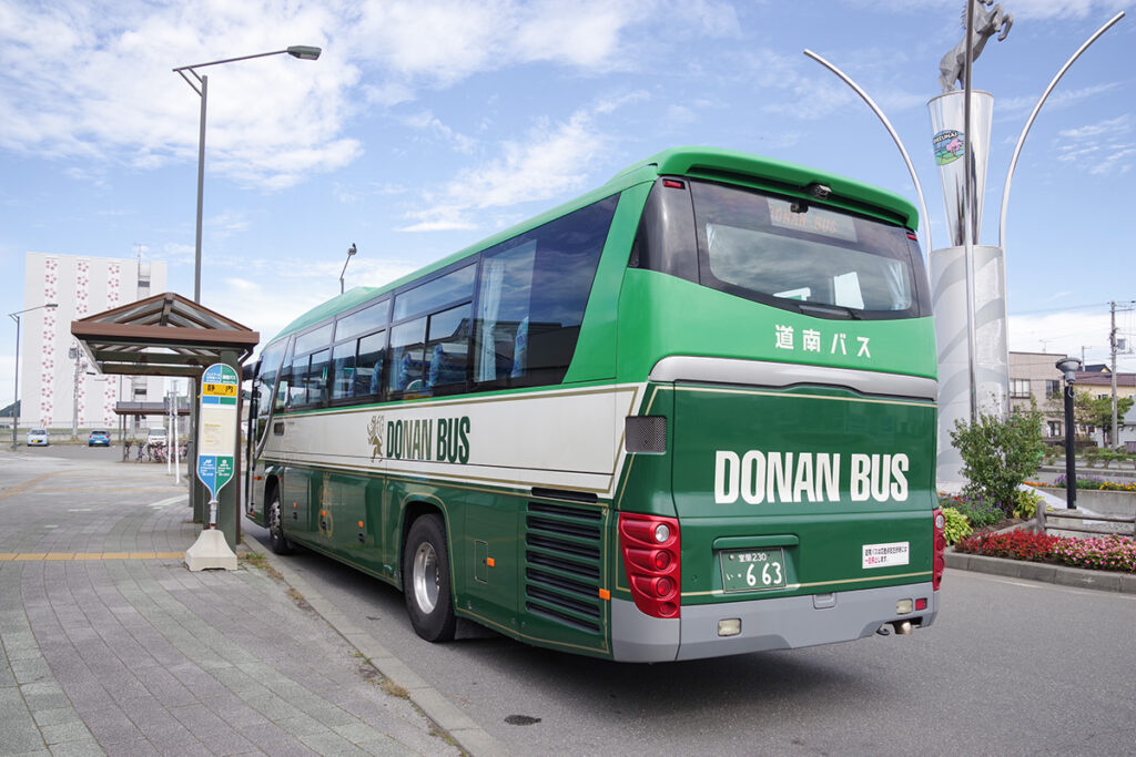 静内〜浦河エリアを結ぶ道南バスの静内浦河線。訪問当日にはハイデッカー高速車が入った