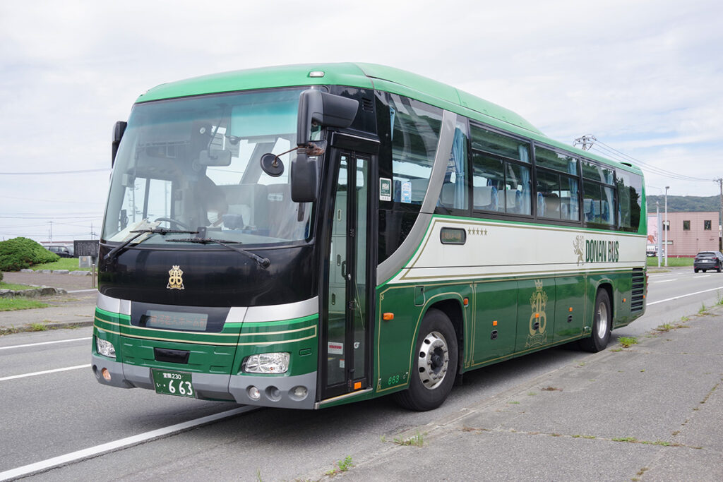 2社が運行するJR日高線代替バスの静内〜浦河間……同じ区間なのに30分以上も違うワケとは?