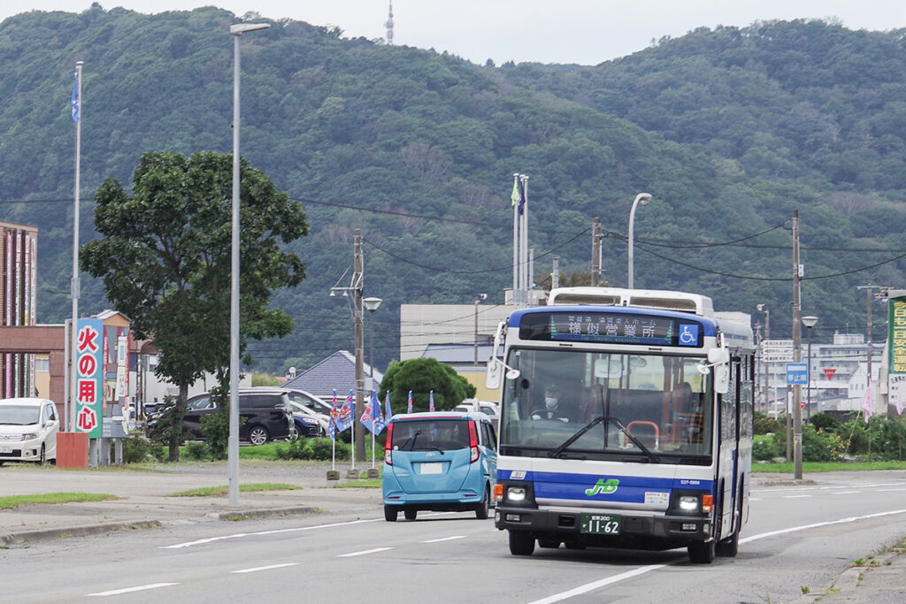 浦河に近づく様似行きのJR北海道バス日勝線