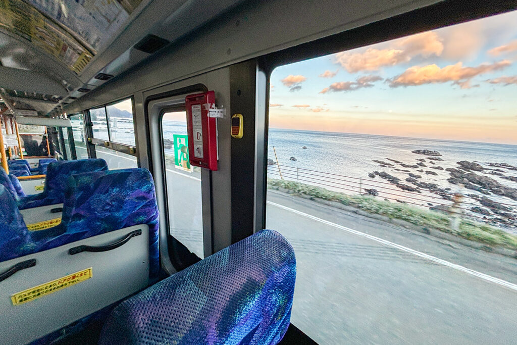 「黄金道路」と呼ばれる絶景区間を路線バスで通り抜ける贅沢