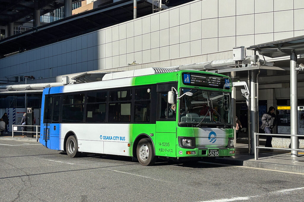 これまで横塗りだったものを縦塗りに改めた大阪シティバスの新色