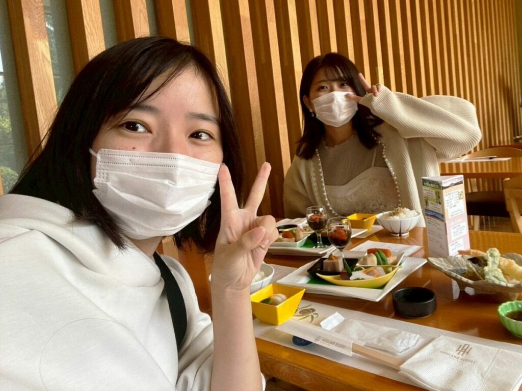 入社したのはコロナ禍で食事もマスク必須のころ