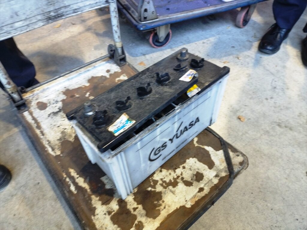 実際に破裂したバスのバッテリー