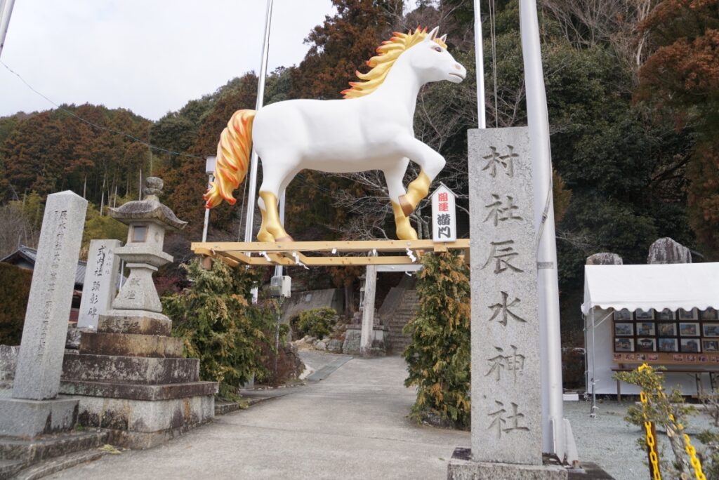 立派な神馬をくぐって参道へ！
