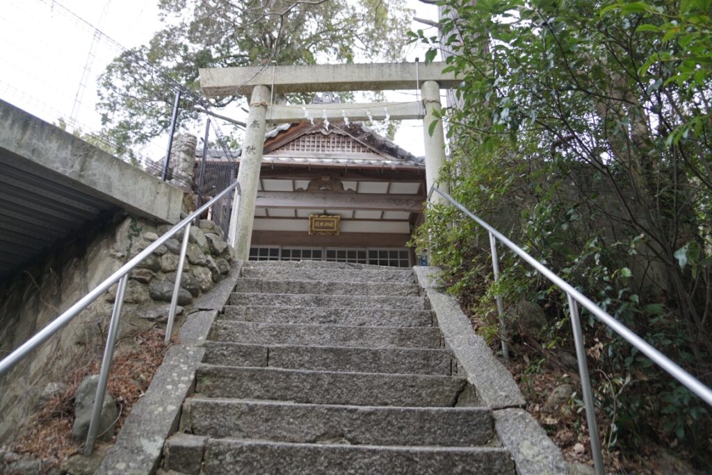 参道から階段を上り境内へ