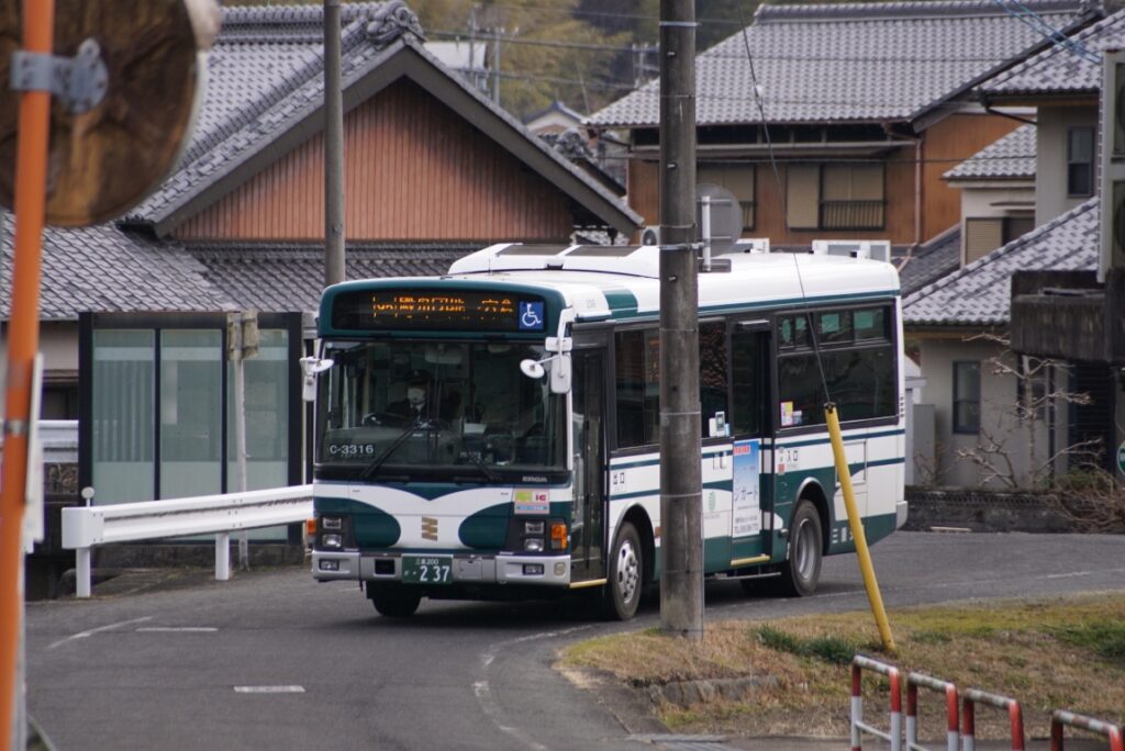 狭い道路をエルガミオでやってくる三重交通のバス
