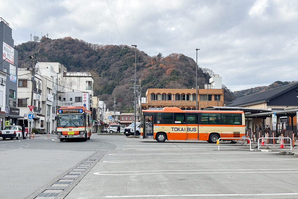 伊豆半島のバス移動の拠点である修善寺駅前