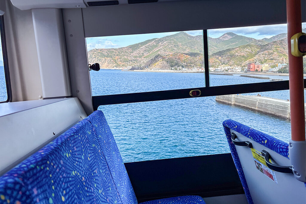 路線バスとオーシャンビューはステキな組み合わせ