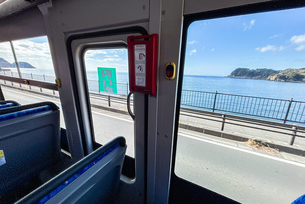東海バスの海岸線沿いを進む路線。美麗な景色が続く