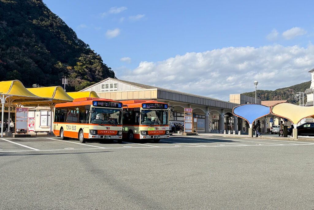 南側の交通拠点・伊豆急下田駅と下田駅前バスターミナル