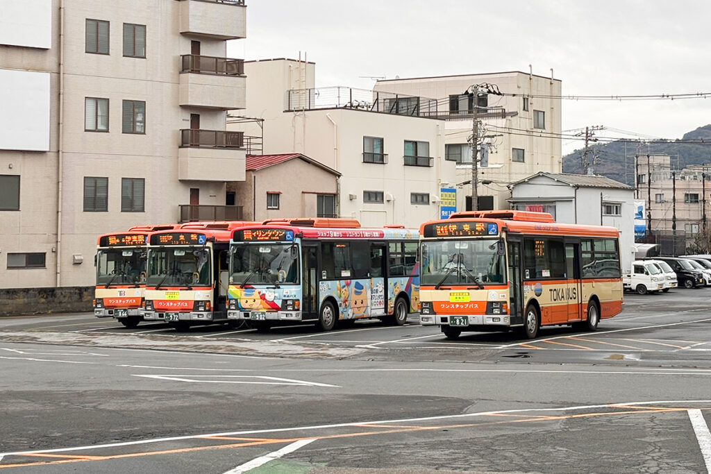 半島東側を代表する大型観光エリアの伊東駅近くにも東海バスの基地がある