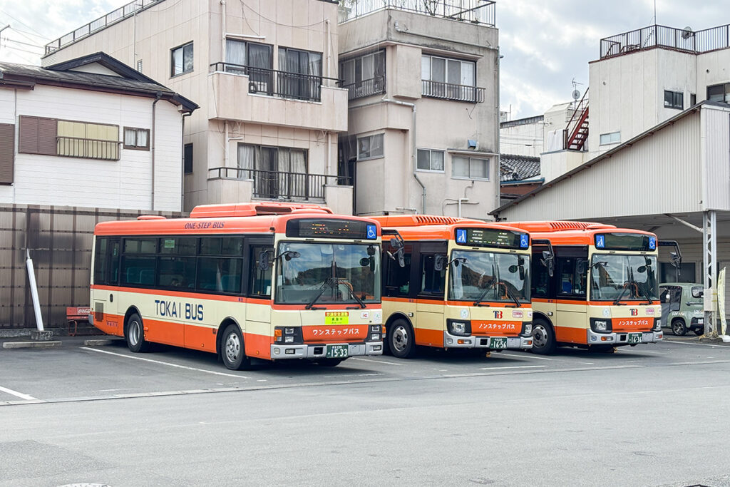 中型路線車をメインに各路線系統が集まる修善寺駅前