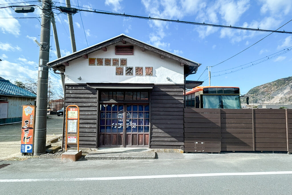 W30／39系統で宇久須を通過。これが噂のバスに泊まれる宿泊施設!?