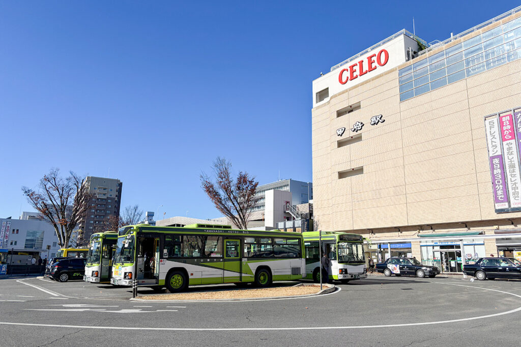 JR甲府駅前には各方面への路線バスが集まる