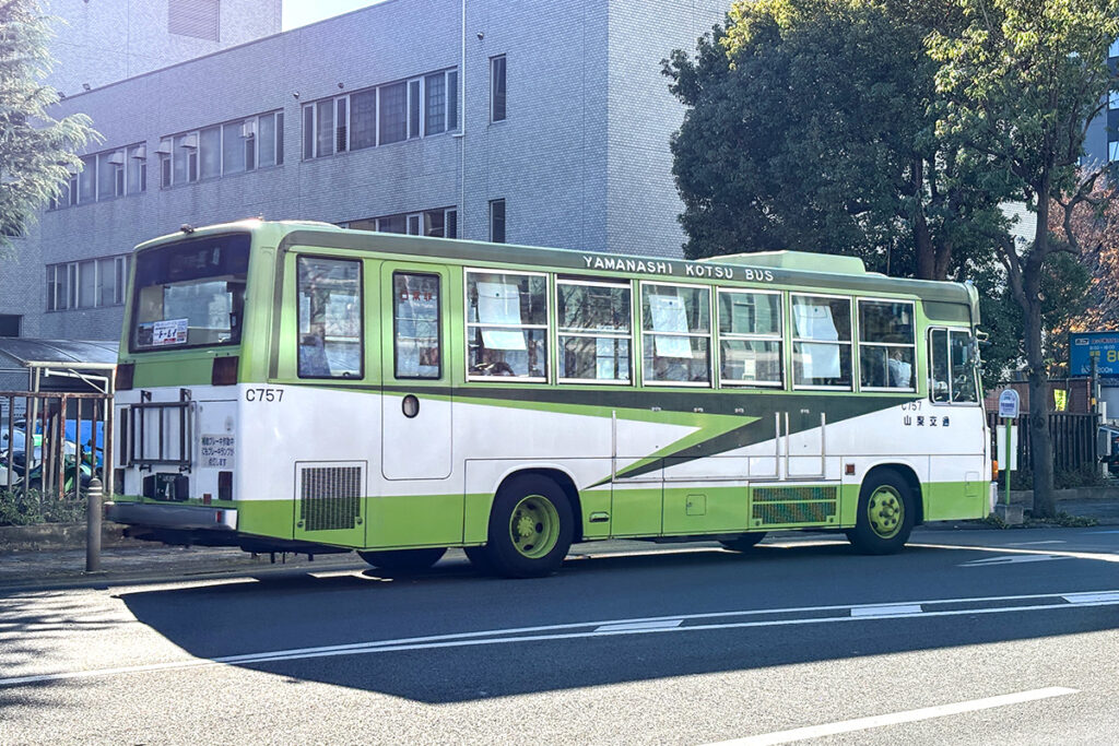山梨ではまだまだ元気で活躍中!!　いまだ劣らず強烈な個性を放っている旧世代の路線バス