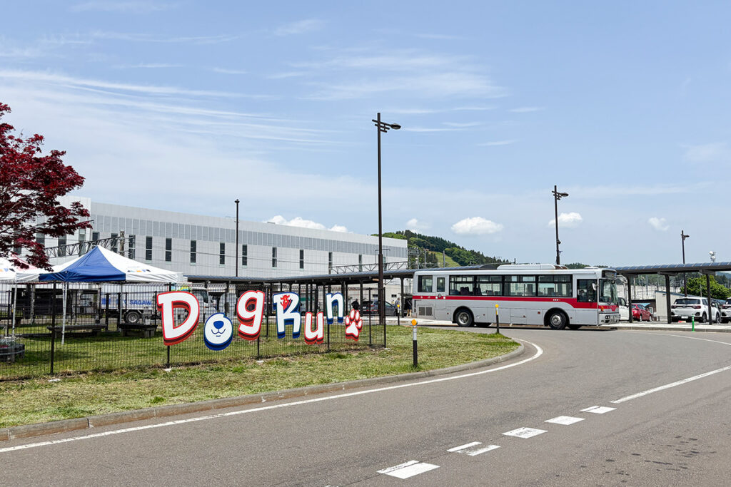 木古内駅前のバスターミナルに函館バス521系統がやってきた