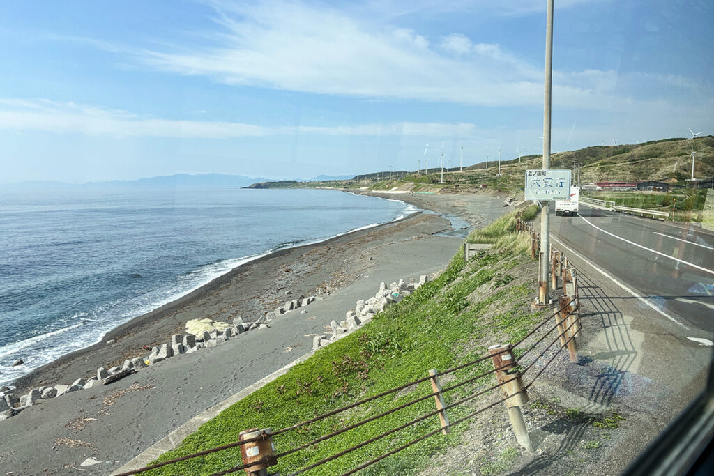 江差の町へ国道228号が続く
