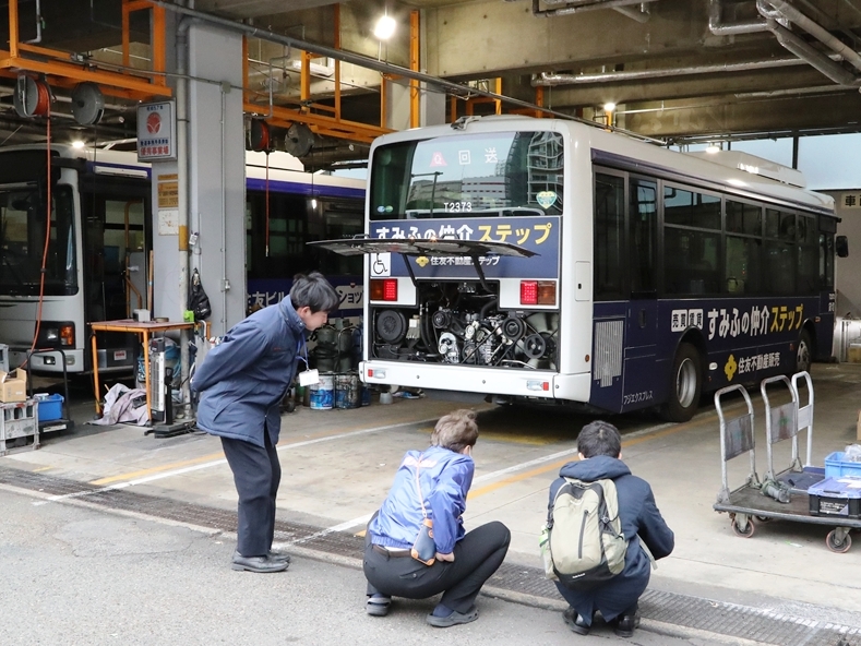 中型車の整備の様子とエンジンルームを見学