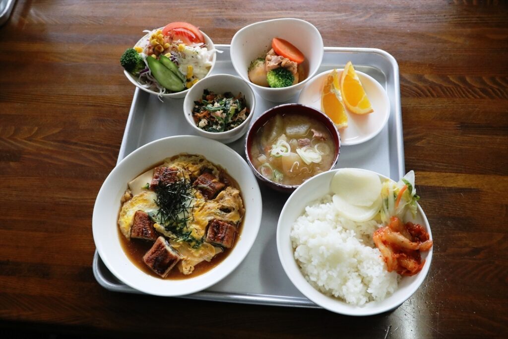 昼食は食堂で提供されるがウナギが入っていた！