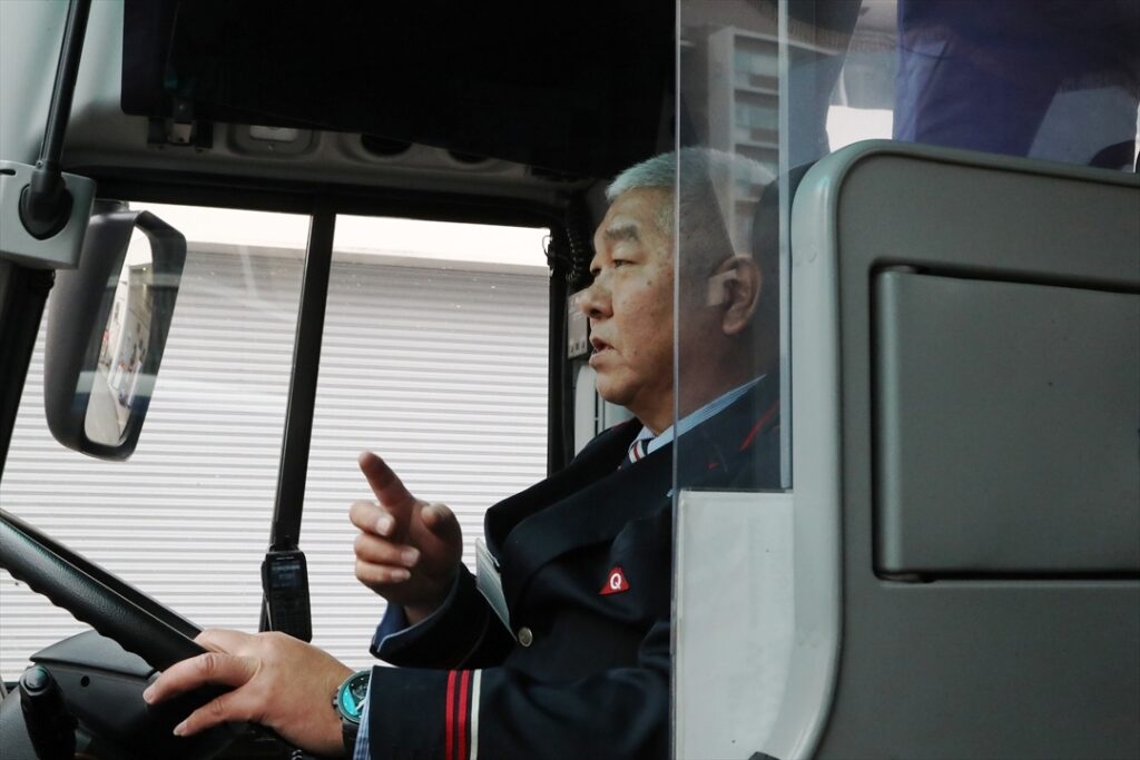 手本を見せる萱沼教官