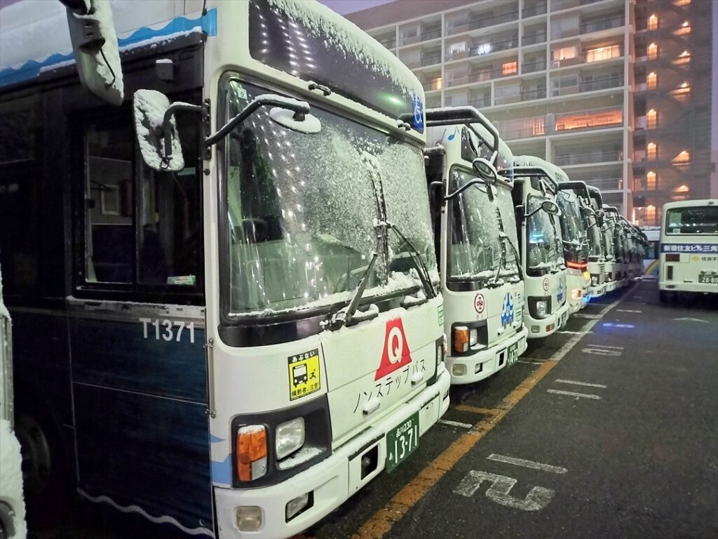 バスにはうっすらと積雪が！