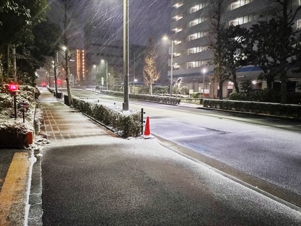 降雪と若干の積雪の中で営業所に到着！