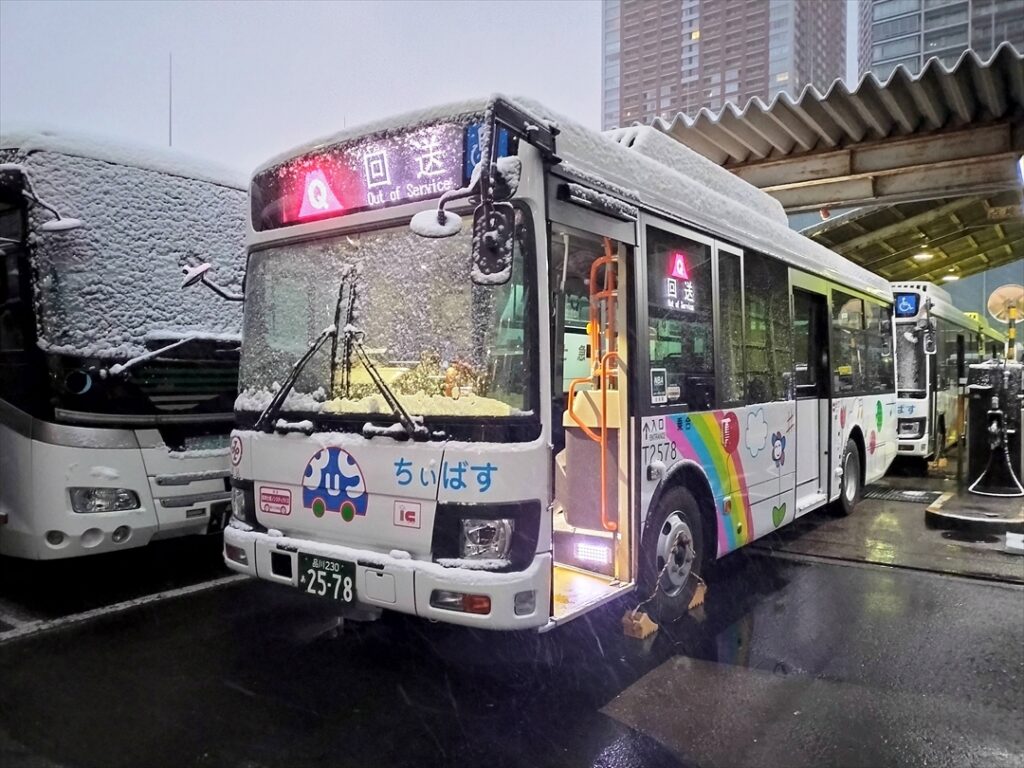 東京ではあまり見ないバスの雪化粧姿