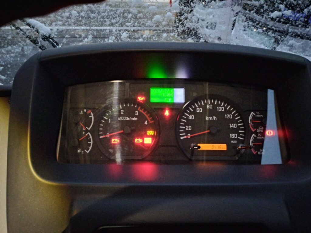 フロントガラスの積雪だけはエンジンをかけないとどうにもならない？