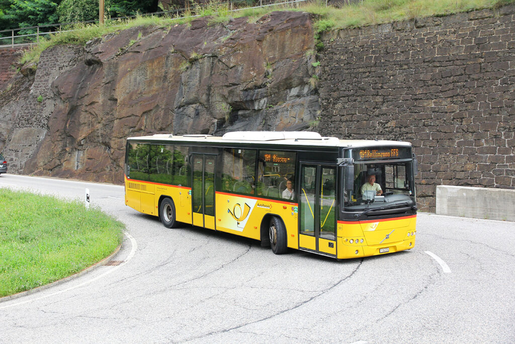 スイスの有名なポストバス。以前より車体は綺麗に清掃され、車窓からの景色も楽しめる