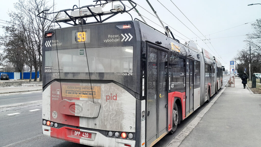 プラハのトロリーバス。降雪直後の車体の汚れは避けがたいが、それでも結構な汚れだ