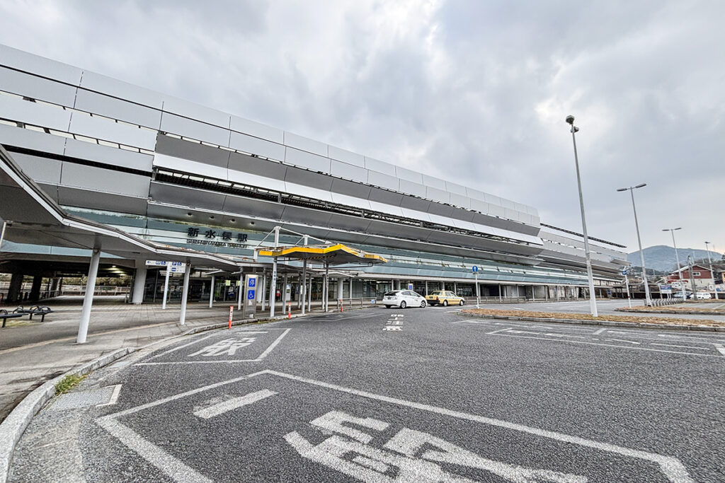 新幹線駅らしさあふれるテクノな意匠で飾られた新水俣駅