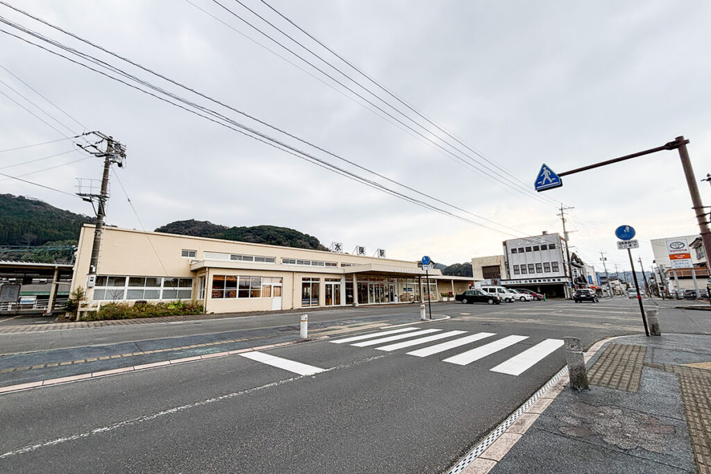 肥薩おれんじ鉄道線の水俣駅とその駅前