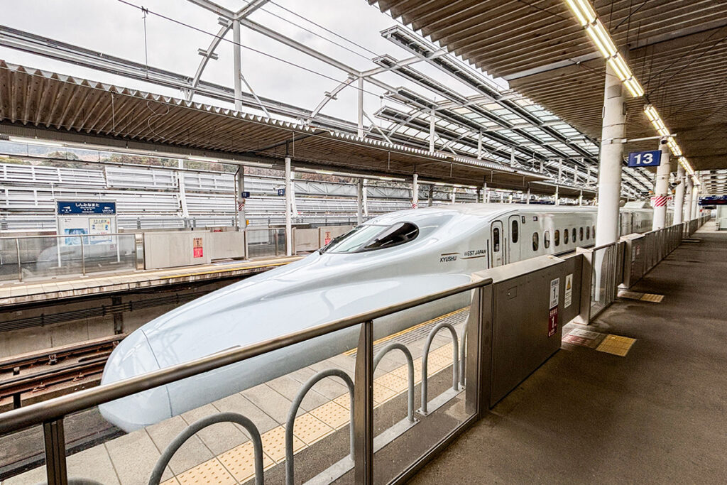 新水俣駅に滑り込む鹿児島中央行きのN700系「さくら」