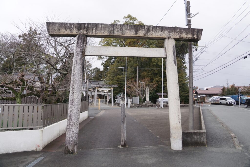 参道も短く境内も広くないのが住宅地の神社らしい