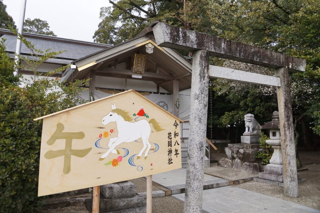 拝殿の前に鳥居と大絵馬