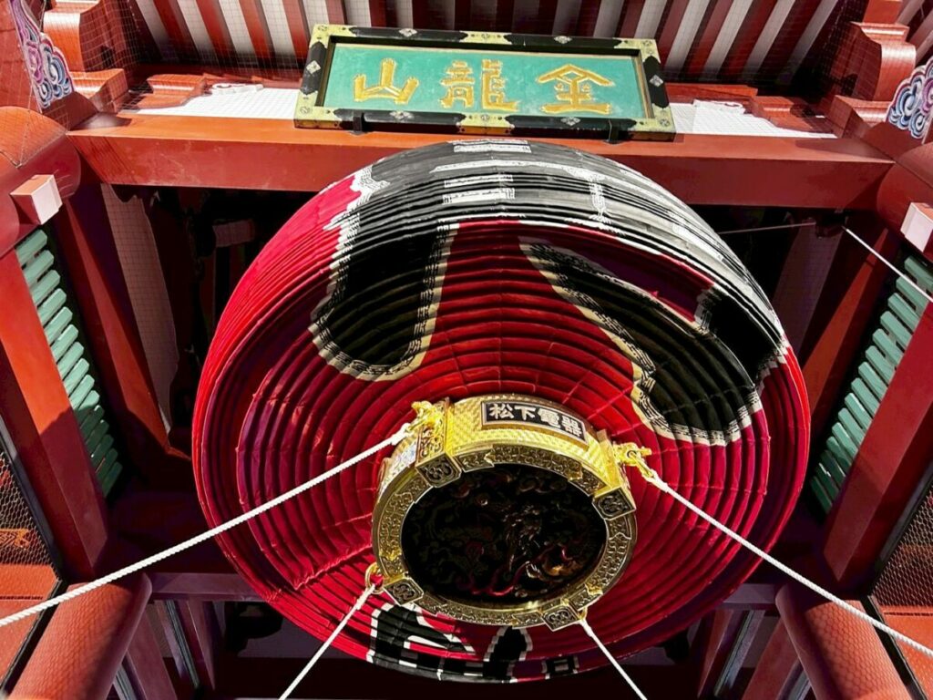 山号標と松下電器の奉納による提燈