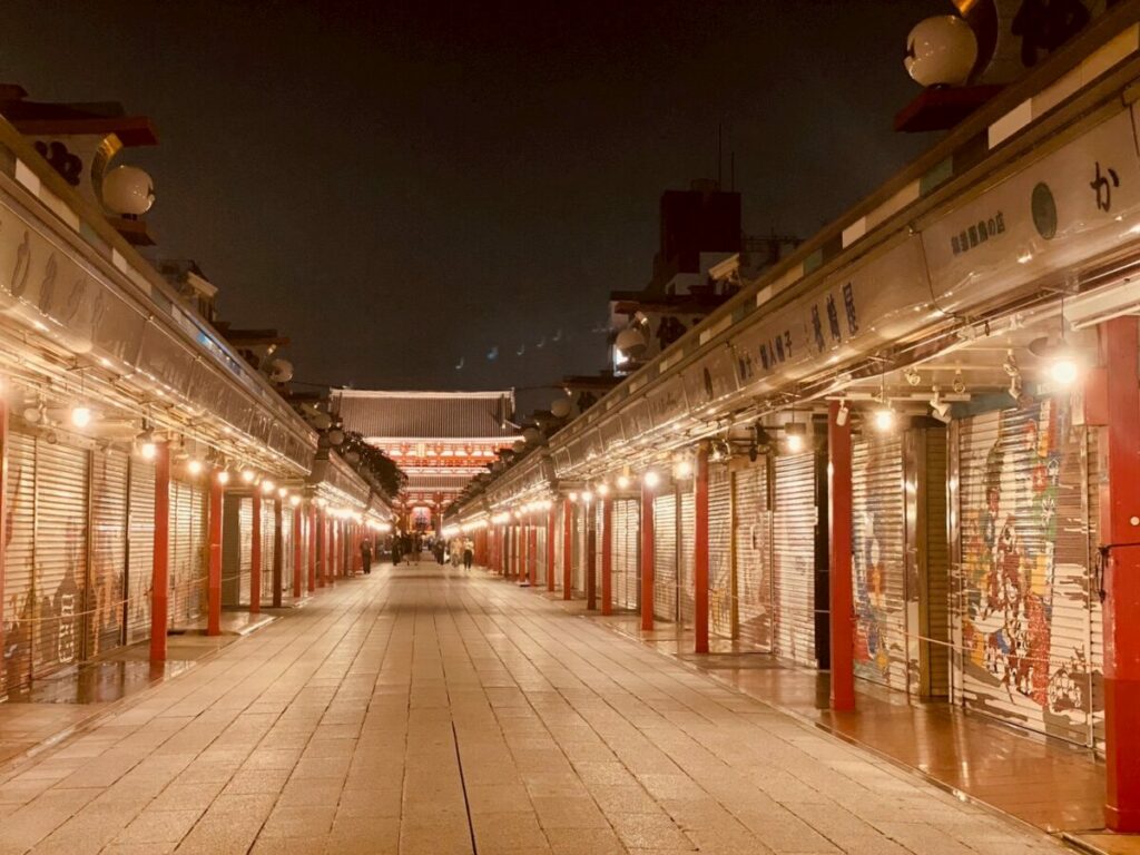 コロナ禍の夜の仲見世は誰もいなかった