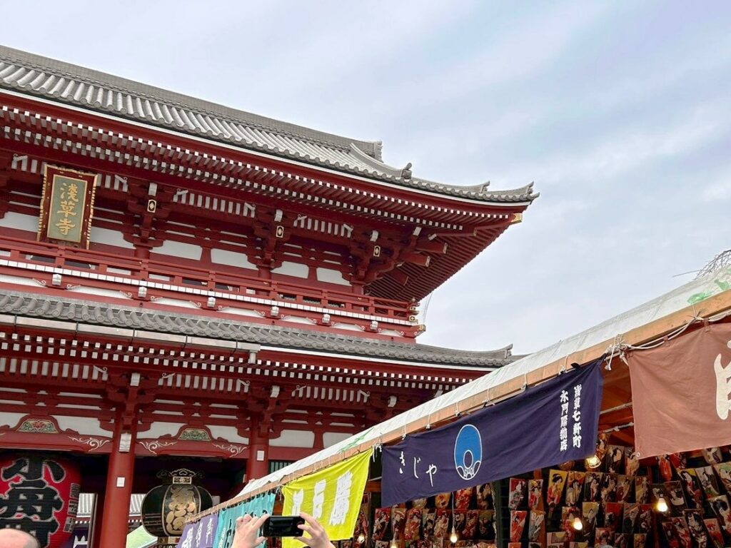 仲見世を抜けると宝蔵門