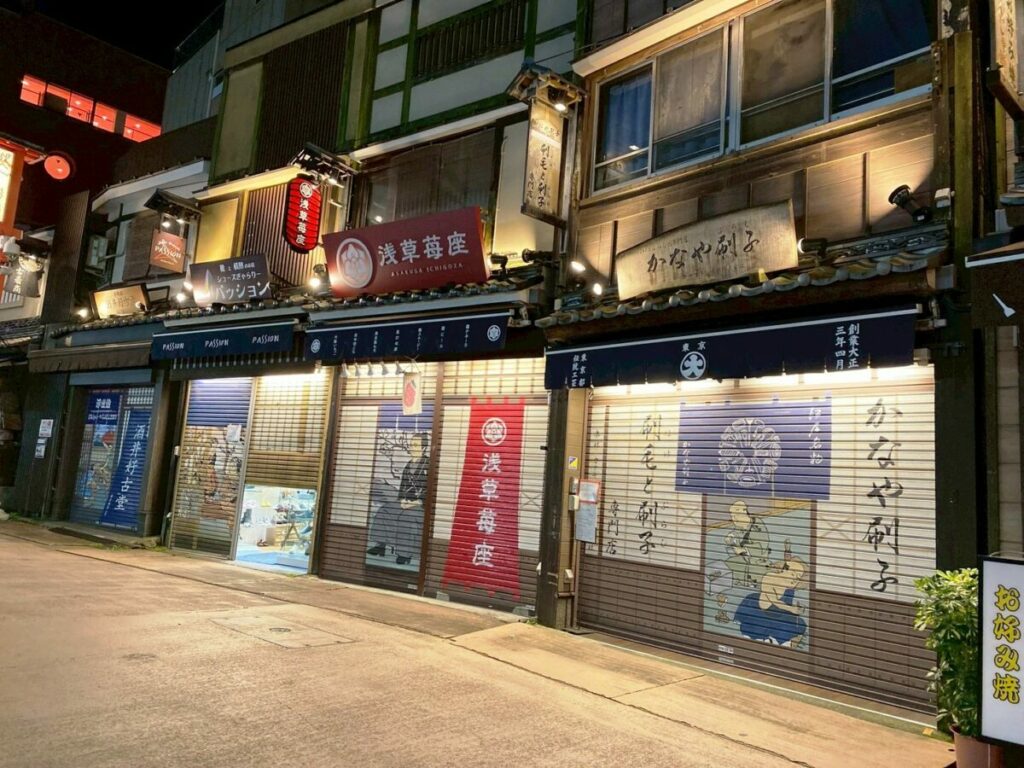 営業終了後にシャッターが閉まると江戸の表長屋に大変身！