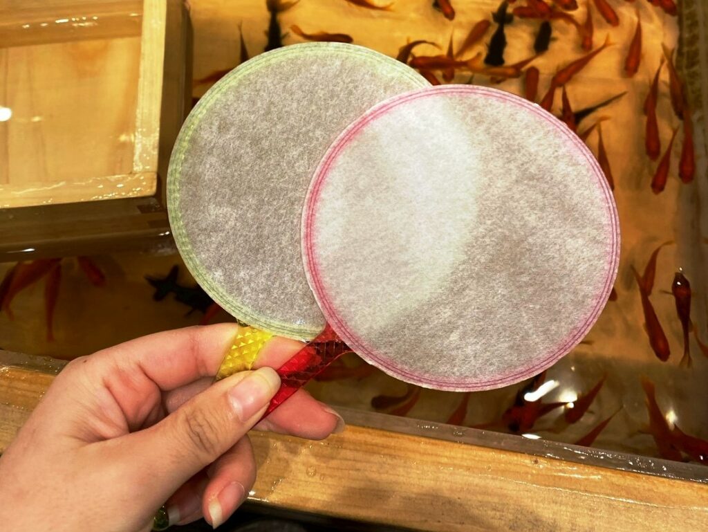 食べ歩きもお楽しみに（金魚は食べません！）