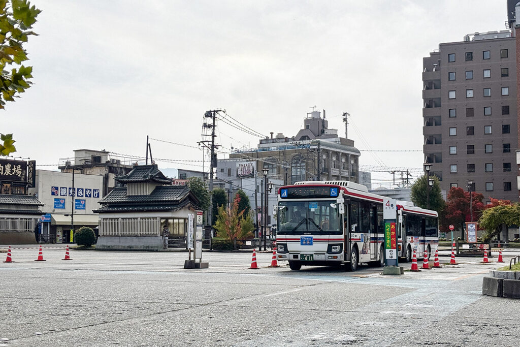 会津若松駅前のバスターミナル。フォーマルなバス停名称は「若松駅前」で会津はつかない