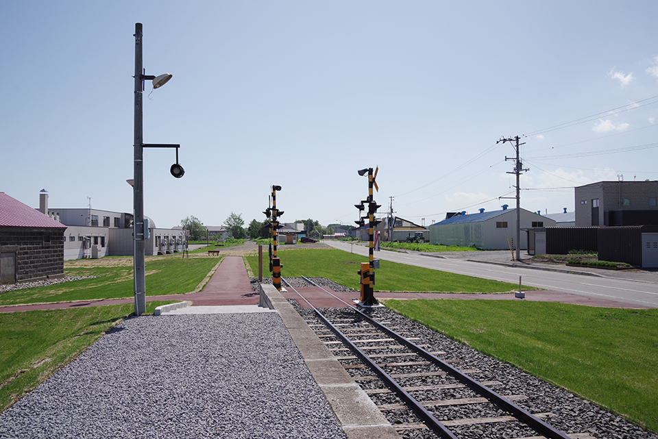 ホーム跡の上から上写真と同じ方向を撮影した様子