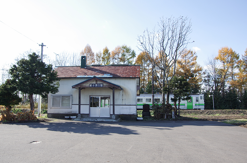 2014年当時の新十津川駅全景。折り返しの列車が出発を待っている