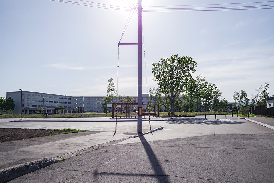 上の写真とほぼ同じ向きから撮影した2024年の新十津川駅跡