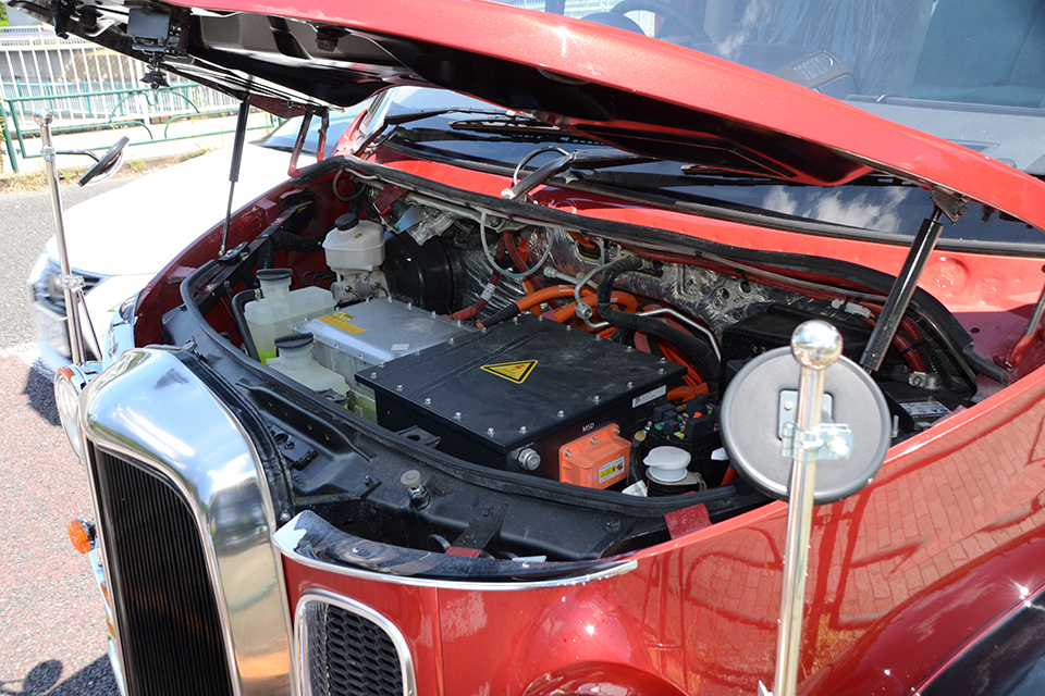 電気バスなのでボンネットの内部に疑問が湧いてくるが、リッドを開くと冷却系の補機と制御系メカが収納されていた。決して格好だけではないボンネットバスなのだ