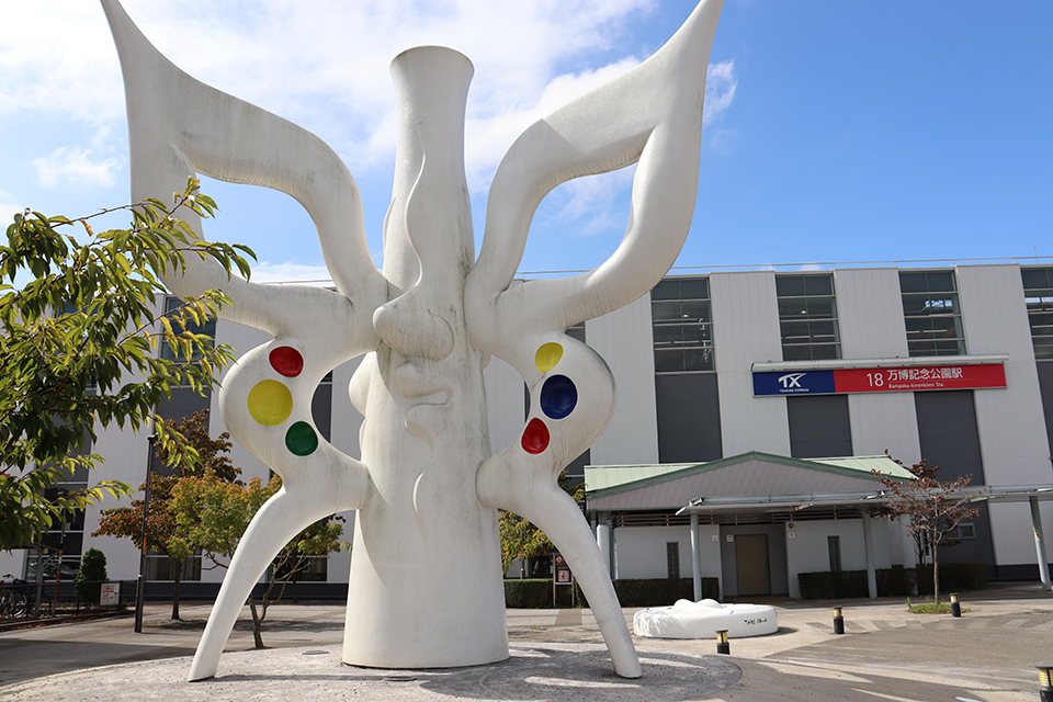 万博記念公園駅東側広場に展示されている岡本太郎作「未来を知る」