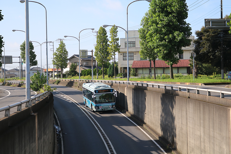 スーパーシャトルの通行のために造られた赤塚交差点下の地下道に入る現在の関東鉄道バス
