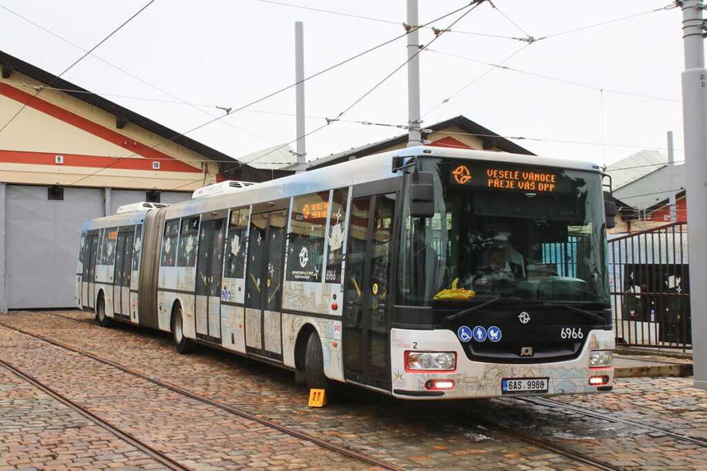プラハ市のクリスマス装飾バス(連節車)。ラッピングとイルミネーションの組み合わせ